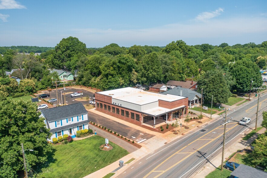 2427 Tuckaseegee Rd, Charlotte, NC à louer - Photo de l’immeuble – Image 3 sur 3