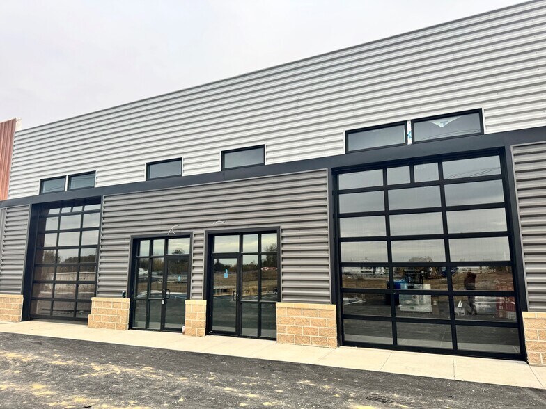 4273 Perry Worth Rd, Whitestown, IN à louer - Photo de l’immeuble – Image 2 sur 6