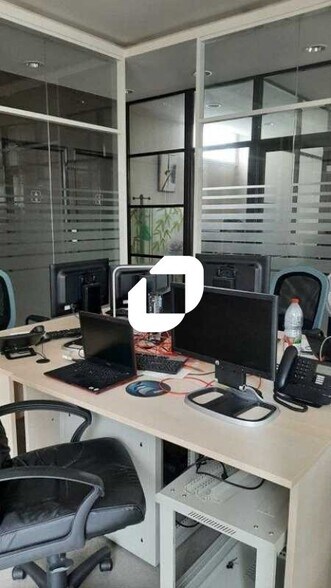 Bureau dans Colombes à vendre - Photo de l’immeuble – Image 2 sur 12