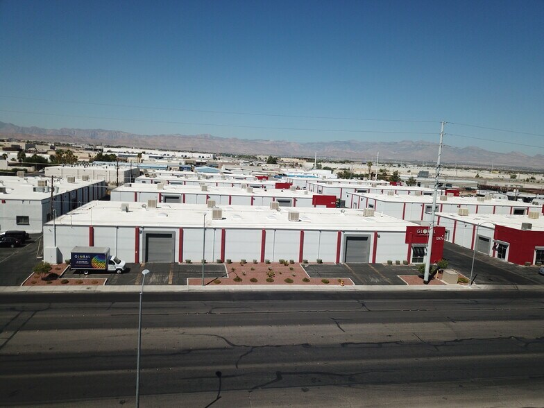 5979 Valley View Blvd, Las Vegas, NV à louer - Photo de l’immeuble – Image 2 sur 10