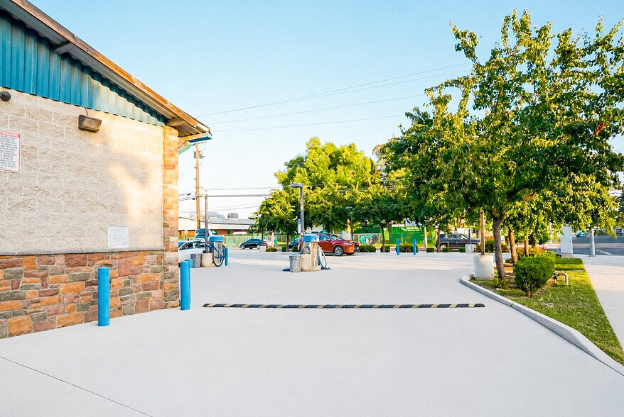 1220 W Houston Ave, Visalia, CA à vendre - Photo de l’immeuble – Image 2 sur 11