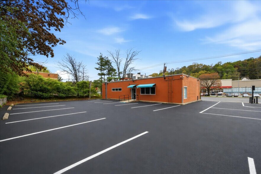 860 Central Park Ave, Scarsdale, NY à louer - Photo de l’immeuble – Image 2 sur 4