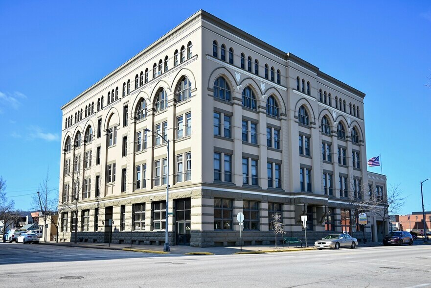 157 W 3rd St, Winona, MN à vendre - Photo principale – Image 1 sur 23