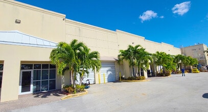 5501-5553 N Nob Hill Rd, Sunrise, FL à louer Photo de l’immeuble– Image 1 sur 8