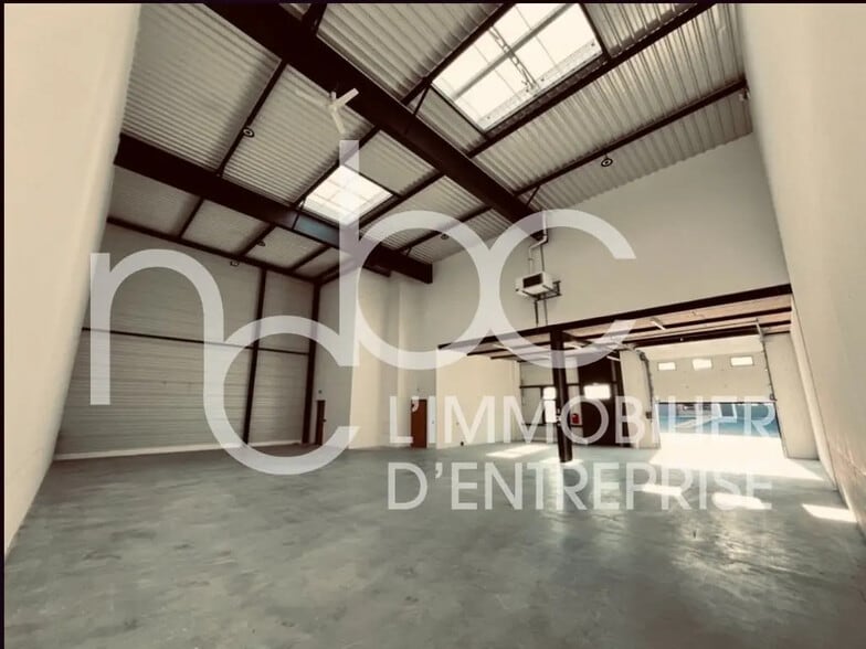 25 Route De Lyon, Saint-Priest à louer - Photo de l’immeuble – Image 2 sur 5