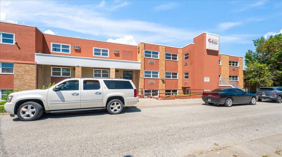 2406 Fowler Ave, Omaha, NE à vendre - Photo de l’immeuble – Image 2 sur 22