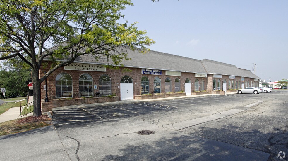 7919-7961 N 76th St, Milwaukee, WI à vendre - Photo de l’immeuble – Image 2 sur 5