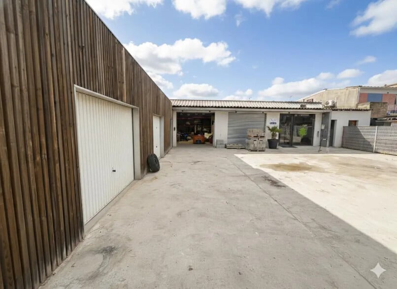 Local d’activités dans La Crau à louer - Photo de l’immeuble – Image 2 sur 8