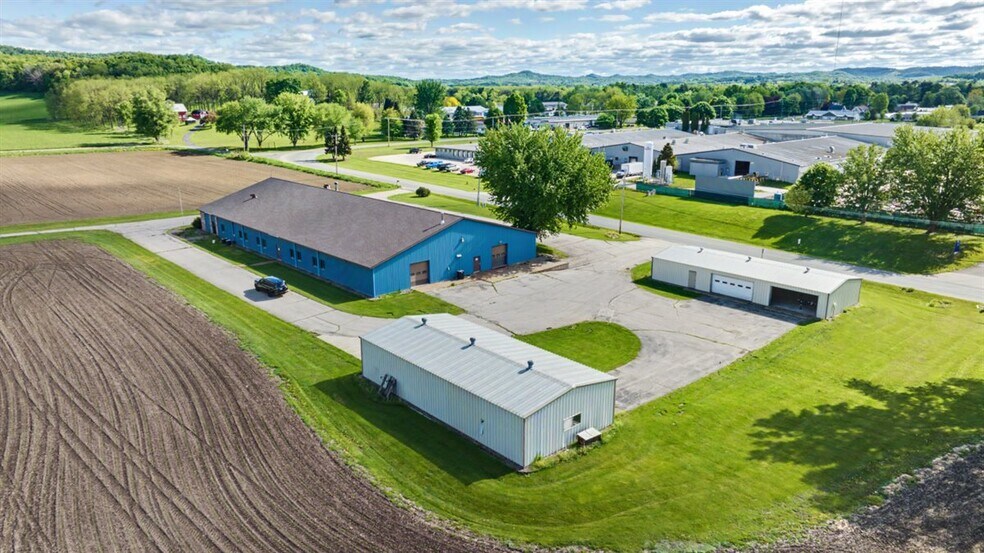 16771 S 15th St, Galesville, WI à vendre - Photo de l’immeuble – Image 2 sur 70