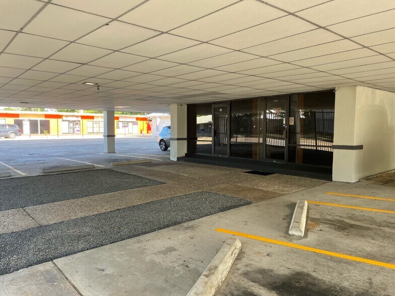 10122 Long Point Rd, Houston, TX à louer - Photo de l’immeuble – Image 3 sur 17