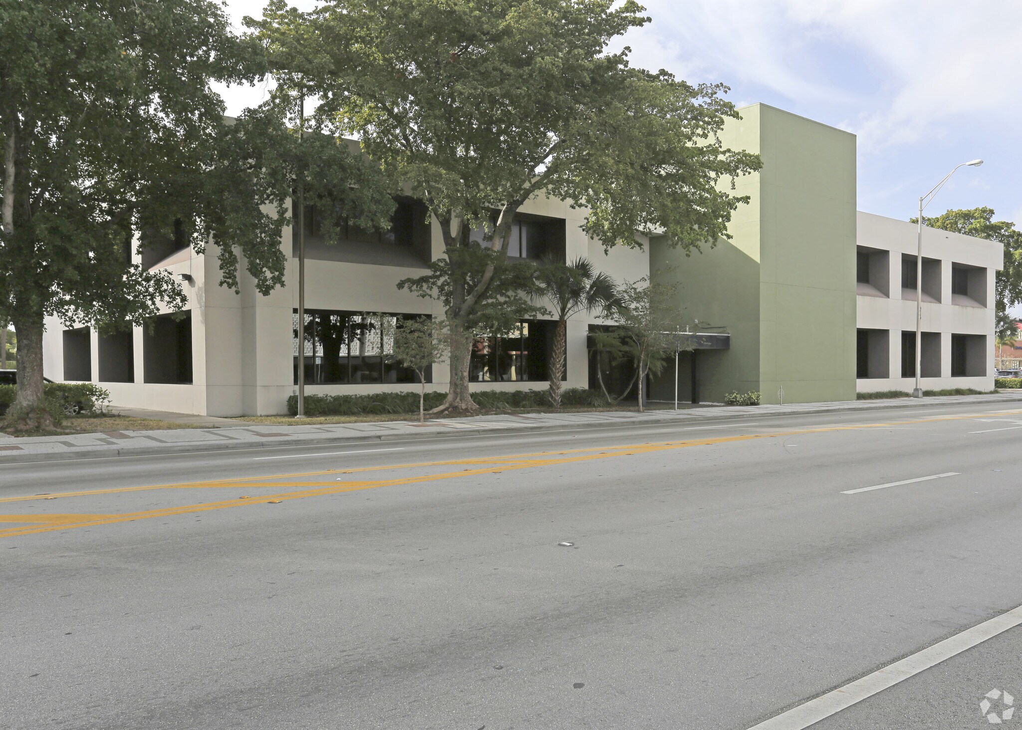 900 NE 125th St, North Miami, FL à louer Photo principale– Image 1 sur 22