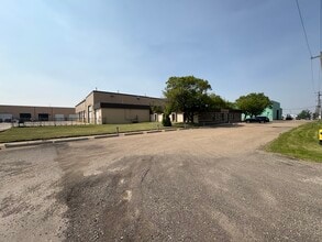 3201 84th Ave NW, Strathcona County, AB à louer Photo de l’immeuble– Image 1 sur 7