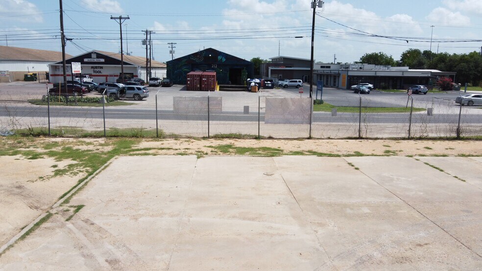 201-217 Industrial Blvd, Austin, TX à louer - Vidéo sur l’annonce professionnelle – Image 2 sur 11