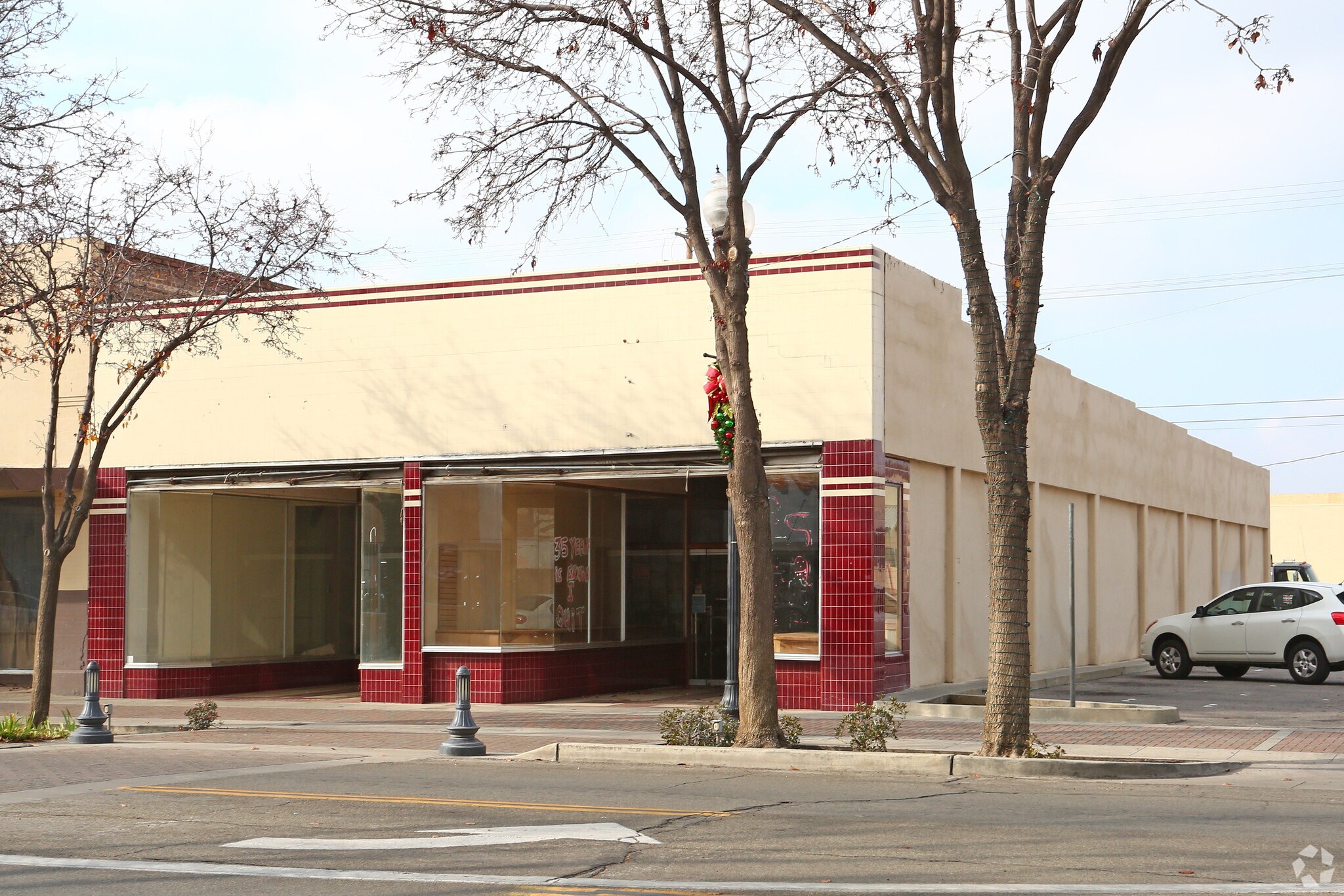 41-43 N Main St, Porterville, CA à louer Photo de l’immeuble– Image 1 sur 4