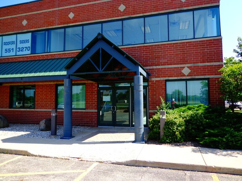 1061 E Main St, East Dundee, IL à louer - Photo de l’immeuble – Image 3 sur 15