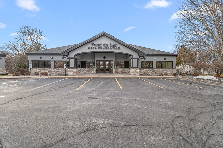 1020 S Main St, Fond Du Lac, WI à louer - Photo principale – Image 1 sur 86
