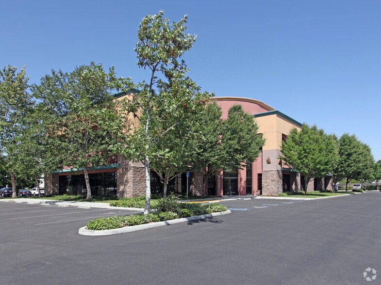 1502 Mill Rock Way, Bakersfield, CA à louer - Photo principale – Image 1 sur 5