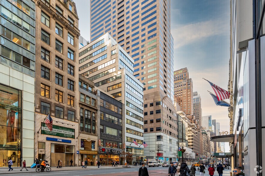 575 Fifth Ave, New York, NY à louer - Photo de l’immeuble – Image 2 sur 9