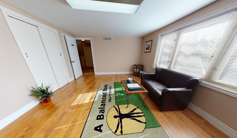 11 Belmont Av W, Kitchener, ON à vendre - Photo intérieure – Image 2 sur 9