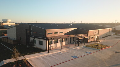 1900 Hur Industrial Blvd, Cedar Park, TX à louer Photo de l’immeuble– Image 1 sur 8