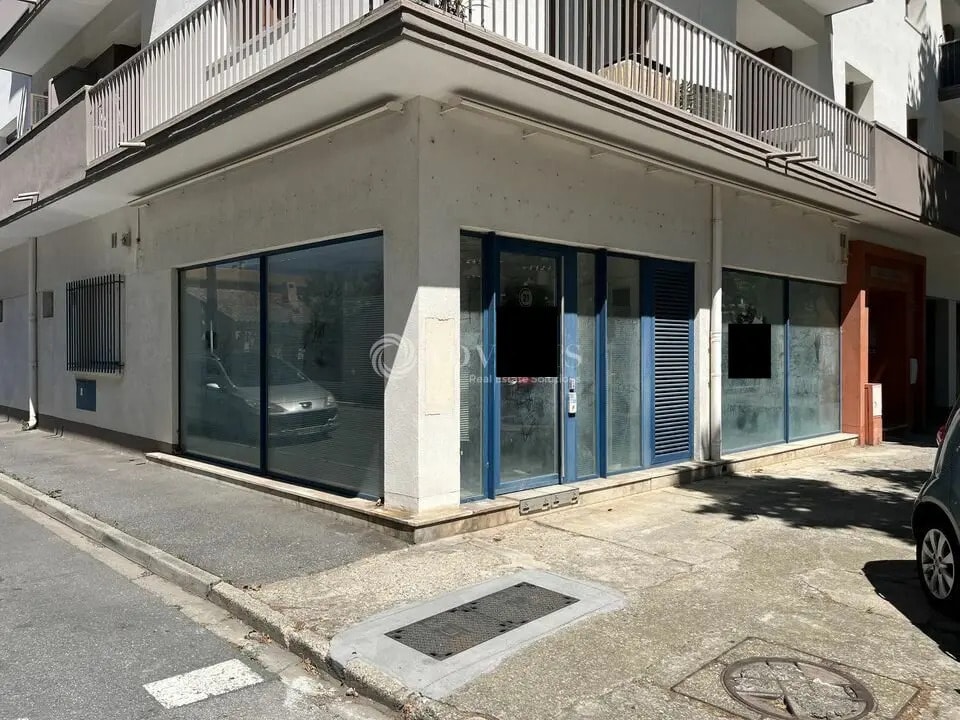 Local commercial dans  à louer Photo de l’immeuble– Image 1 sur 9