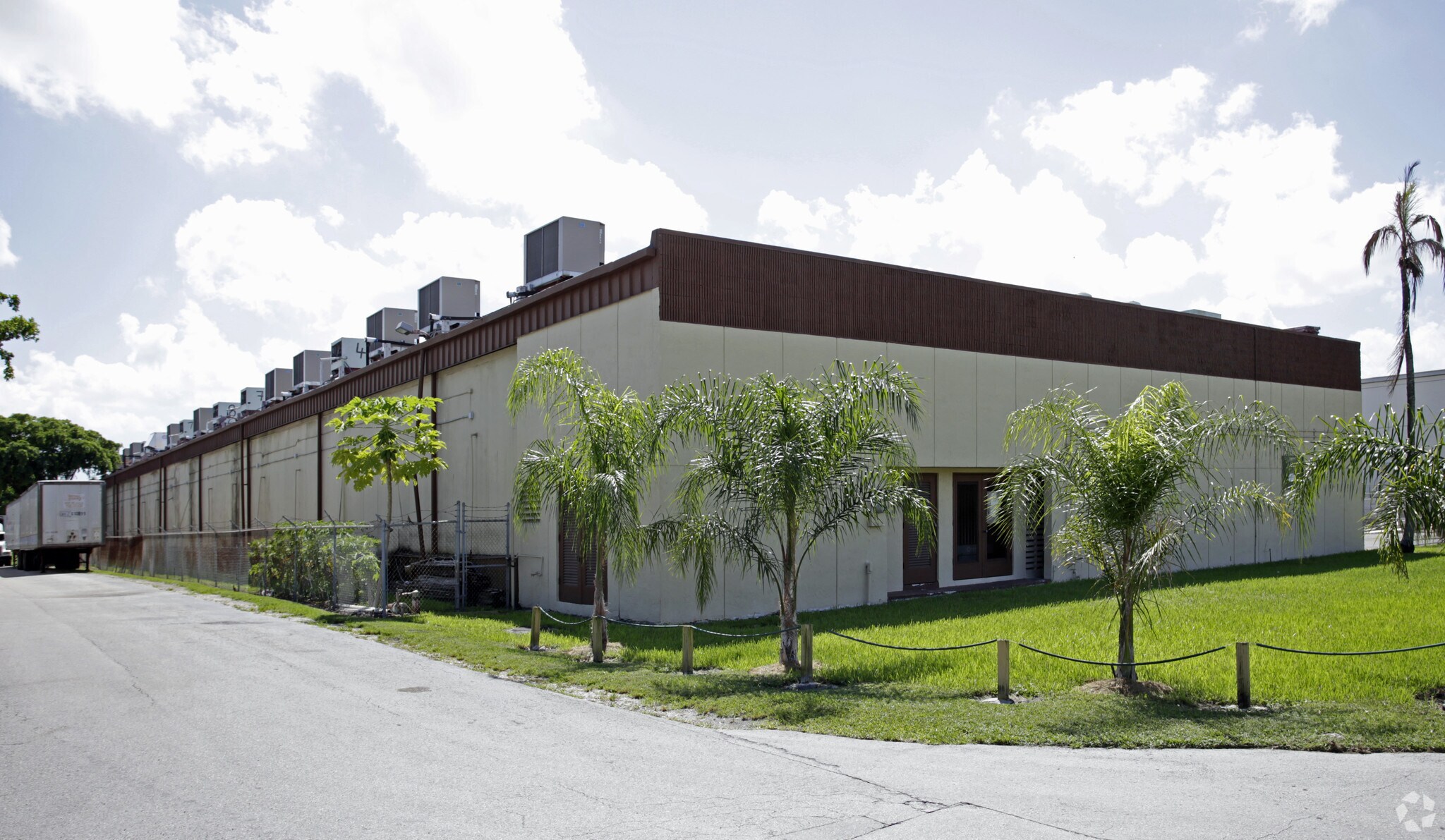 1375 NW 89th Ct, Miami, FL à louer Photo de l’immeuble– Image 1 sur 5