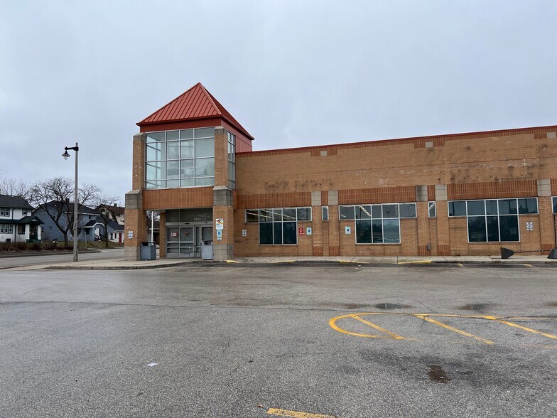 2222 W Capitol Dr, Milwaukee, WI à vendre - Photo de l’immeuble – Image 2 sur 10