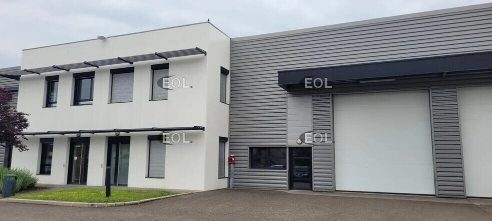 Local d’activités dans Décines-Charpieu à louer - Photo de l’immeuble – Image 1 sur 8