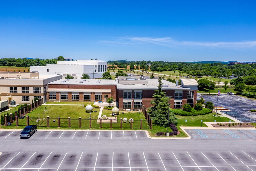330 Bob Heath Dr, Huntsville, AL à louer - Photo de l’immeuble – Image 3 sur 10