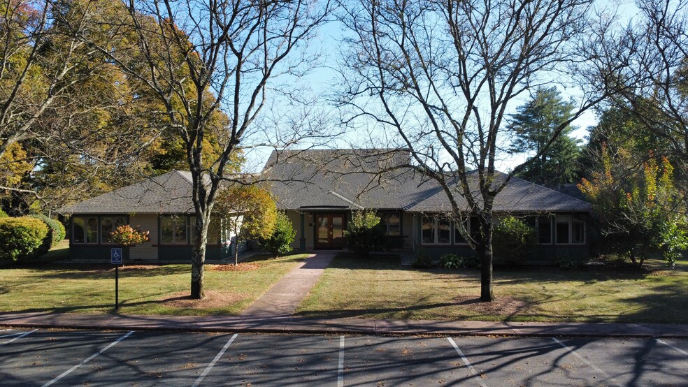 23 Plumtree Rd, Sunderland, MA à vendre - Photo de l’immeuble – Image 1 sur 10