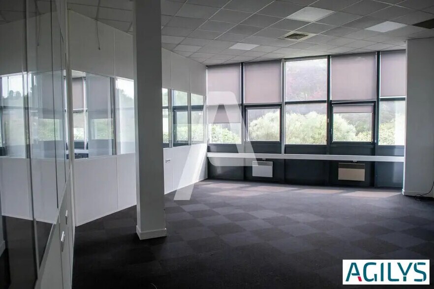 Local d’activités dans Villebon-sur-Yvette à louer - Photo de l’immeuble – Image 2 sur 10