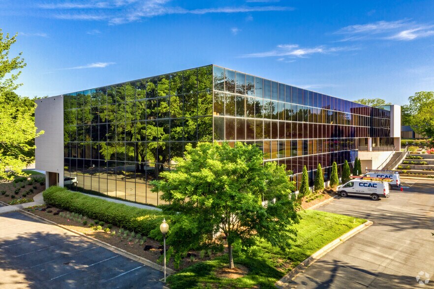 5550 77 Center Dr, Charlotte, NC à louer - Photo de l’immeuble – Image 2 sur 29