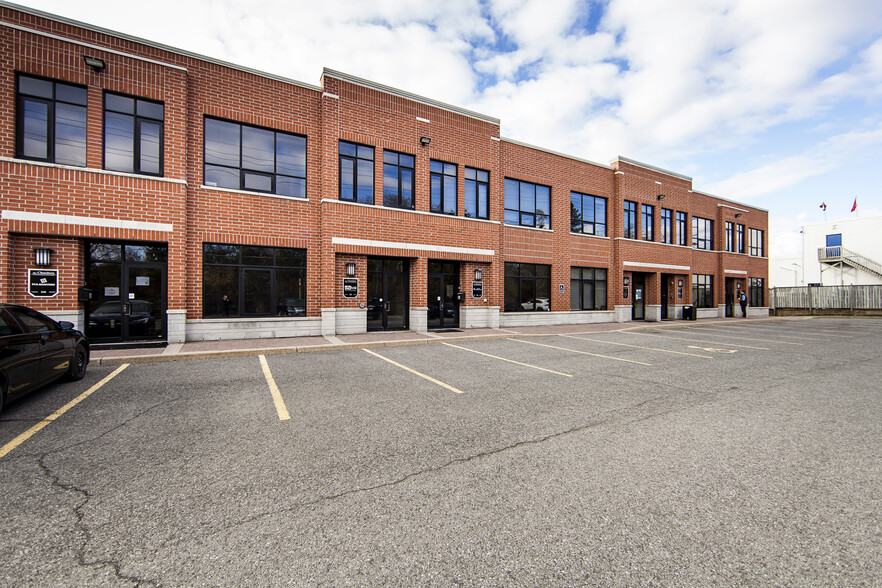 2725 Queensview Dr, Ottawa, ON à louer - Photo de l’immeuble – Image 1 sur 13