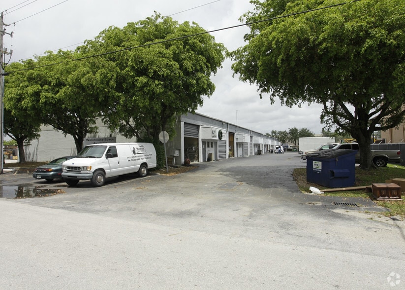 8451-8473 NW 70th St, Miami, FL à louer - Photo de l’immeuble – Image 2 sur 17