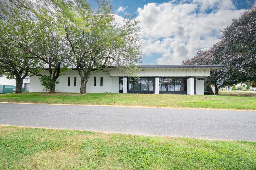 16 Stony Hill Rd, Bethel, CT à louer - Photo de l’immeuble – Image 3 sur 14