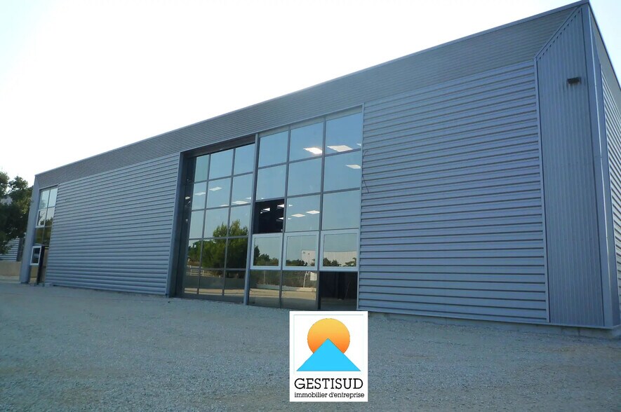 Local d’activités dans Signes à louer - Photo de l’immeuble – Image 1 sur 3