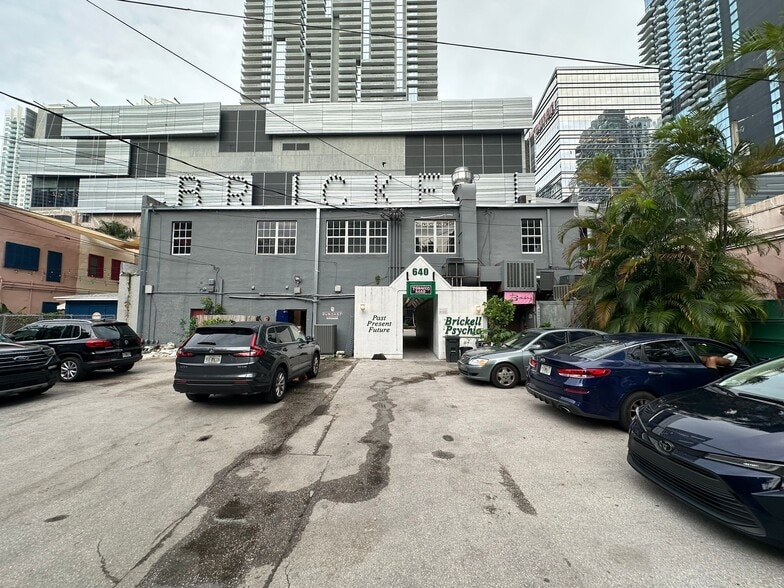 630 S Miami Ave, Miami, FL à louer - Photo de l’immeuble – Image 3 sur 8