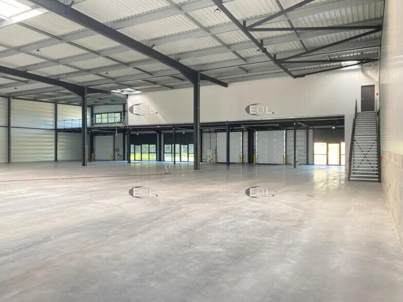 Industriel/Logistique dans Saint-Laurent-de-Mure à louer - Photo de l’immeuble – Image 2 sur 19