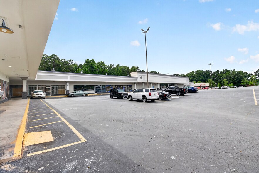 2455 Delowe Dr, Atlanta, GA à louer - Photo de l’immeuble – Image 3 sur 17