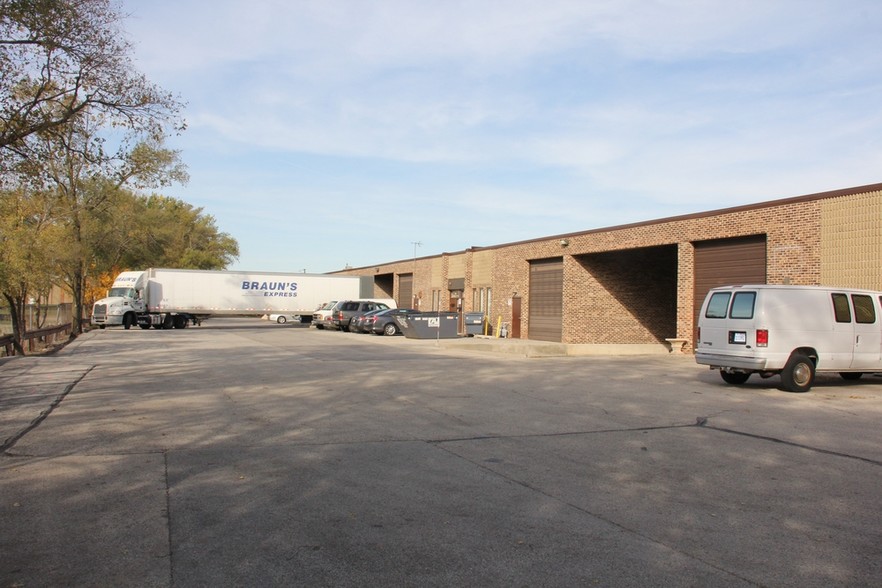 870-892 Eagle Dr, Bensenville, IL à louer - Photo de l’immeuble – Image 3 sur 5