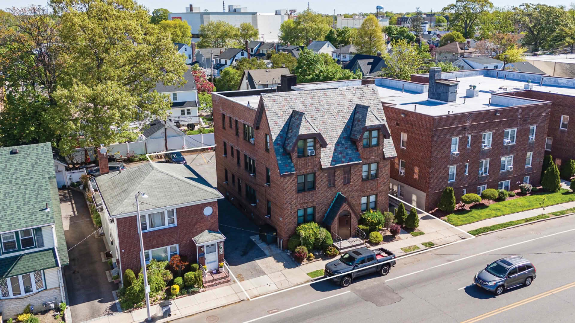 465 Merrick Rd, Rockville Centre, NY à vendre Photo principale– Image 1 sur 4