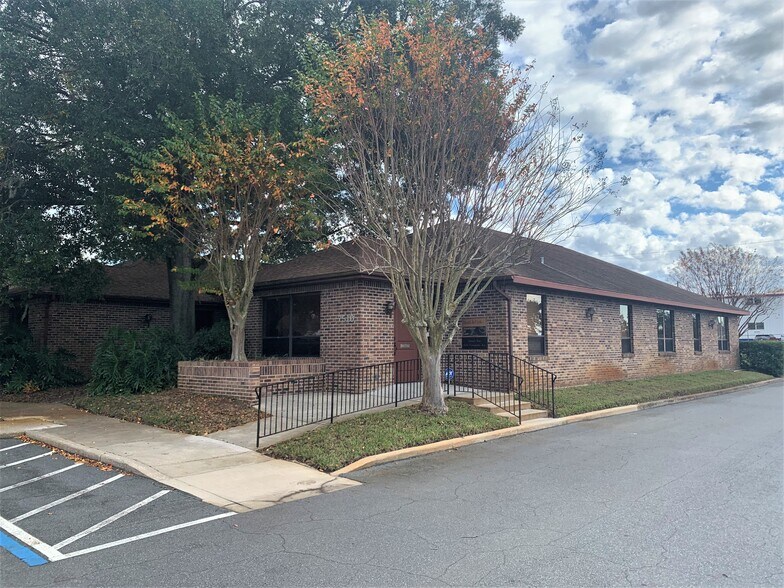 7516 Ridge Rd, Port Richey, FL à louer - Photo de l’immeuble – Image 2 sur 8