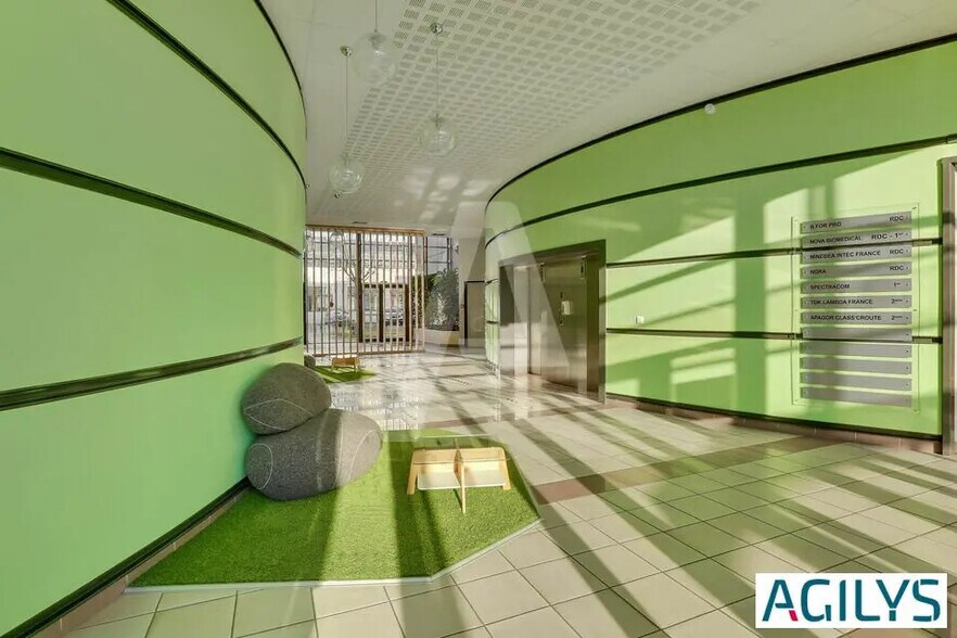 Local d’activités dans Les Ulis à louer - Hall d’entrée – Image 1 sur 5