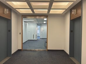 727 7th Ave SW, Calgary, AB à louer Photo intérieure– Image 2 sur 8