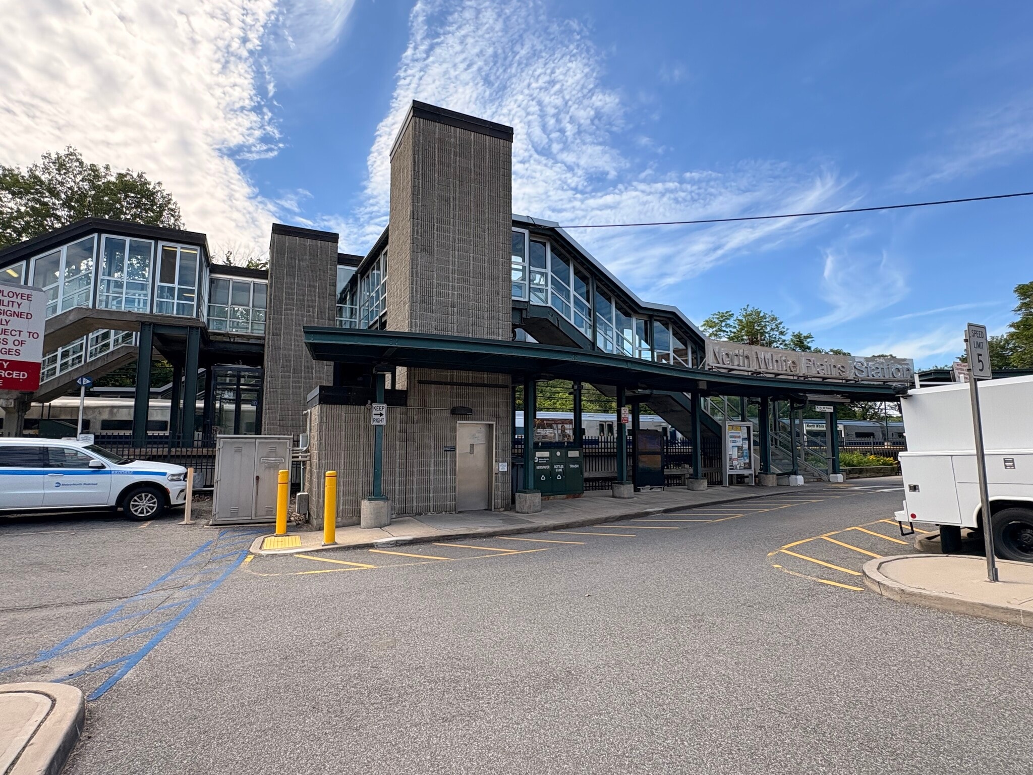 1 Harlem Ave, White Plains, NY à louer Photo principale– Image 1 sur 4