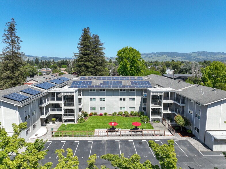 8025 Beverly Dr, Rohnert Park, CA à vendre - Photo de l’immeuble – Image 1 sur 56