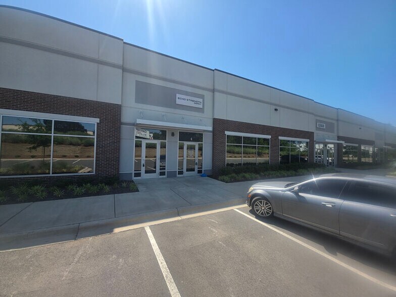 2555 Westinghouse Blvd, Charlotte, NC à louer - Photo de l’immeuble – Image 2 sur 7