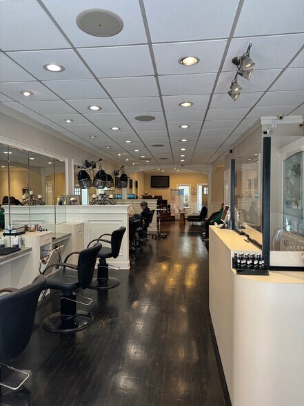 123 Wolfs Ln, Pelham, NY à vendre - Photo intérieure – Image 1 sur 7