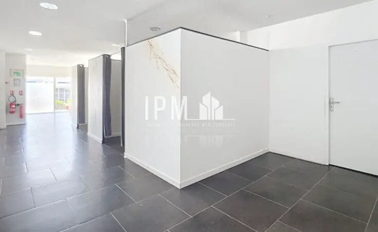 Local commercial dans Saint-Mitre-les-Remparts à louer - Photo intérieure – Image 2 sur 7