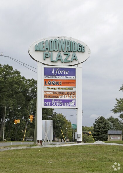 1400 Scott Lake Rd, Waterford, MI à louer - Photo de l’immeuble – Image 2 sur 17